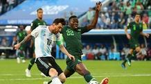 梅西被尼日利亚球员防守的图片