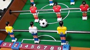 桌面足球玩具的玩法